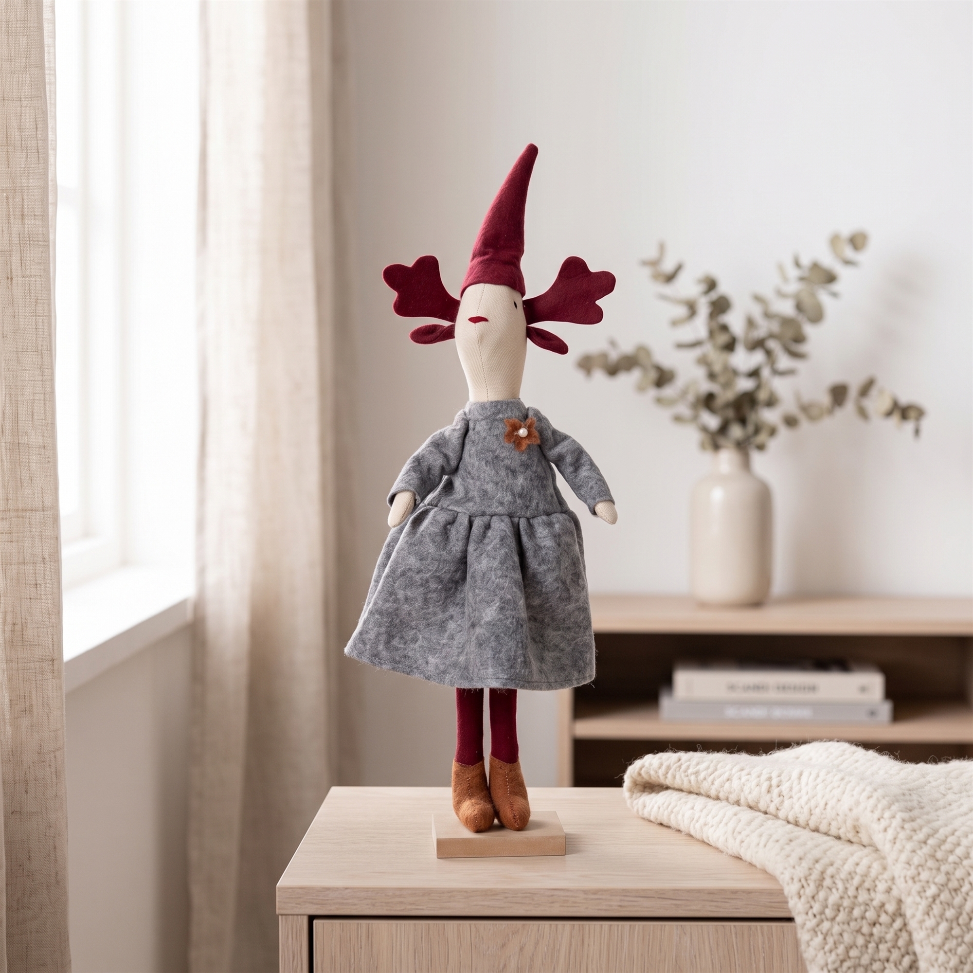 Kerstdecoratie - Staand rendiermeisje van vilt - 50 cm - Unieke kerstversiering